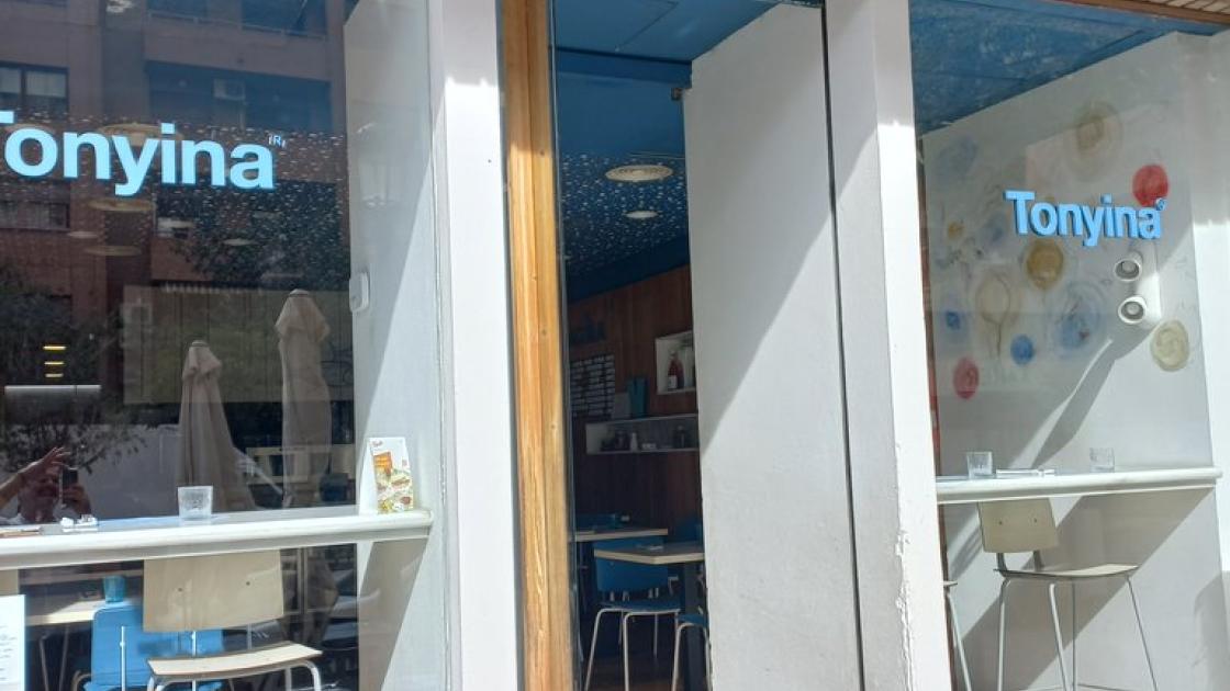 Establiment reconeixible des de l'exterior amb rètol a la façana.