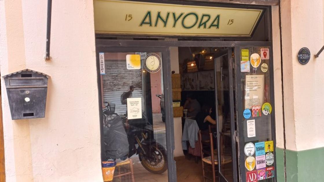 Establishment recognizable from the outside, with sign on the facade.