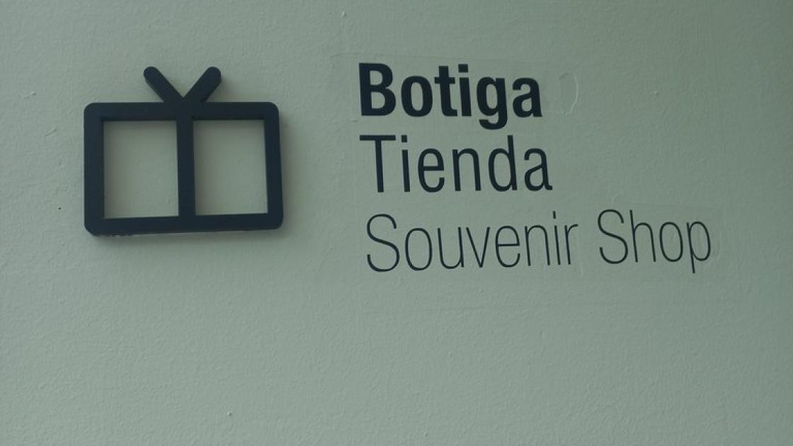 Espais identificats mitjançant rètol compost de text i pictograma.