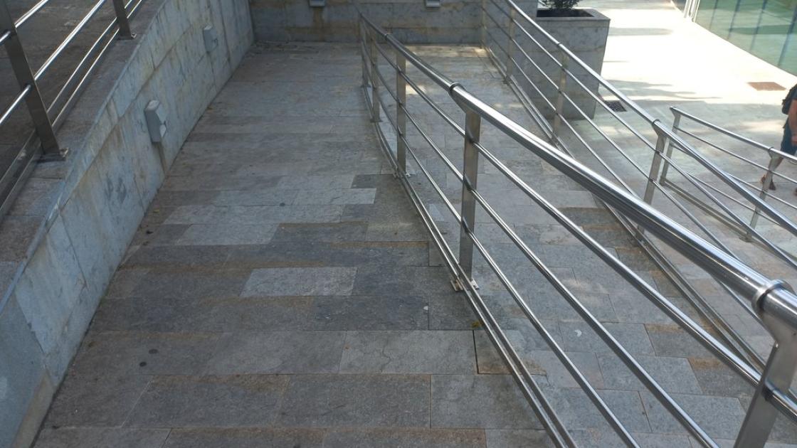 Disponibilidad de rampa de acceso para superar diferencias de cota.