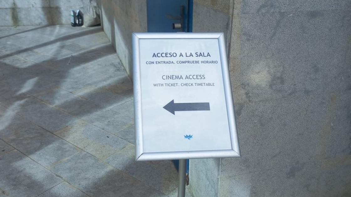 Cartelería con indicadores direccionales para la orientación espacial.
