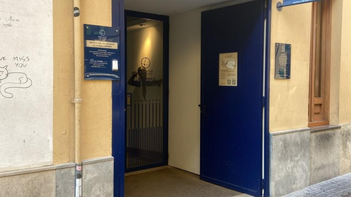 Accés principal a l'establiment amb una correcta accessibilitat exterior.