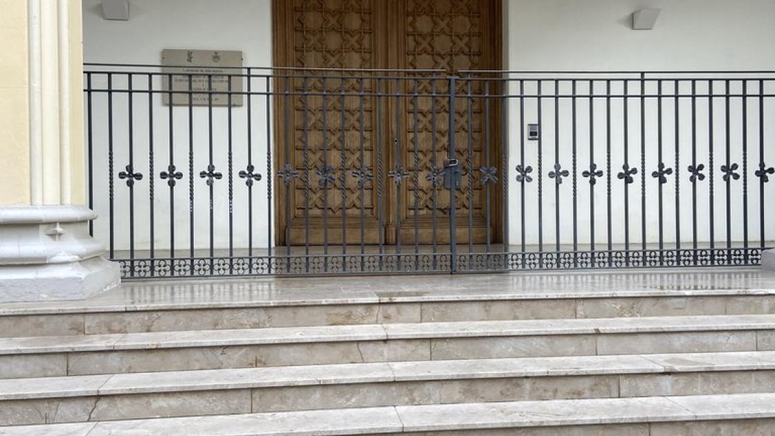 Main access to the establishment with proper exterior accessibility.