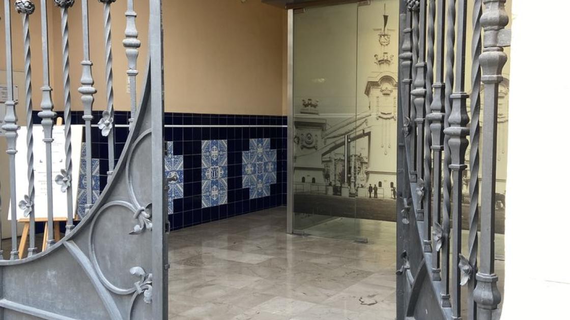 Flat secondary access to the establishment with proper exterior accessibility.