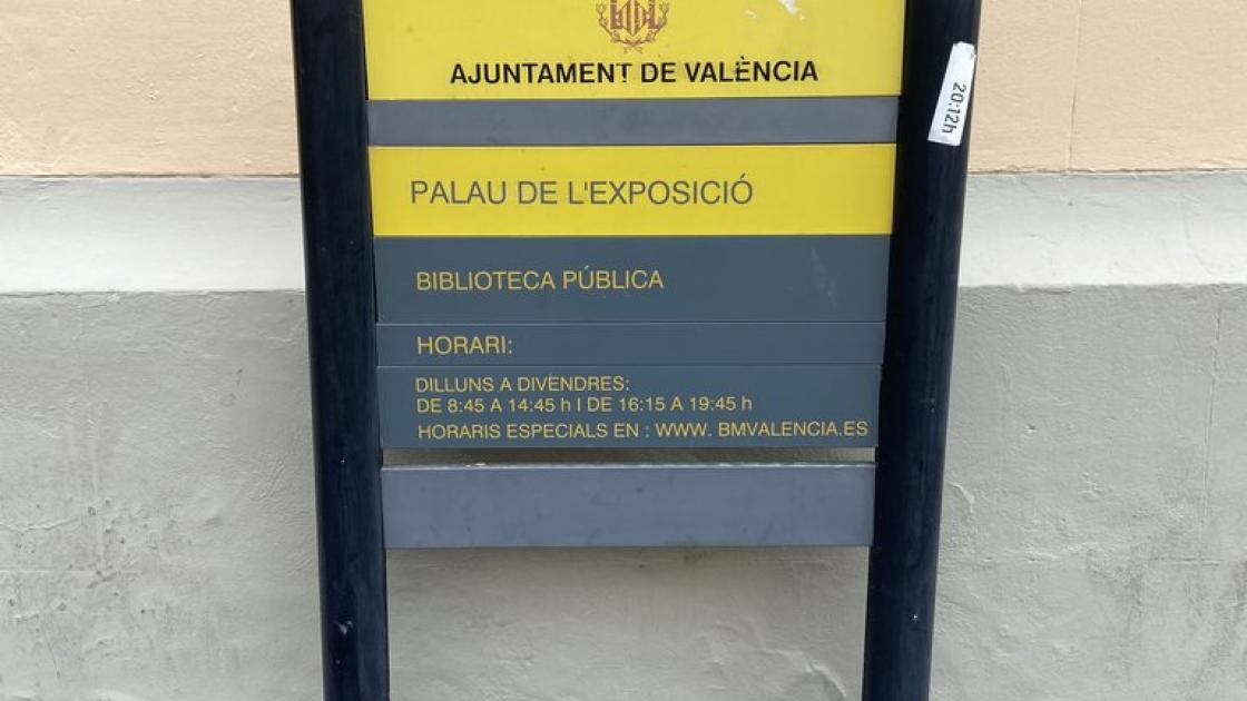 Identifying signage of the establishment next to the access door.
