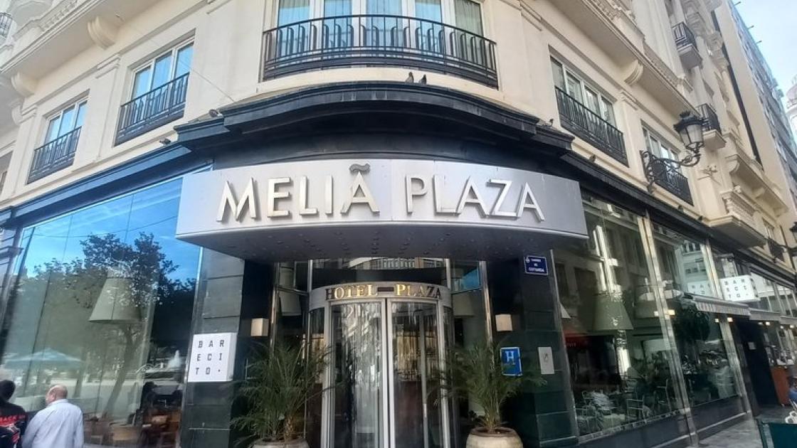Establiment reconeixible des de l'exterior amb rètol a la façana.