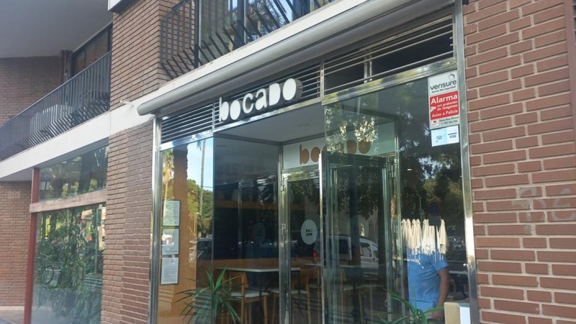 Establecimiento reconocible desde el exterior con rótulo en fachada.