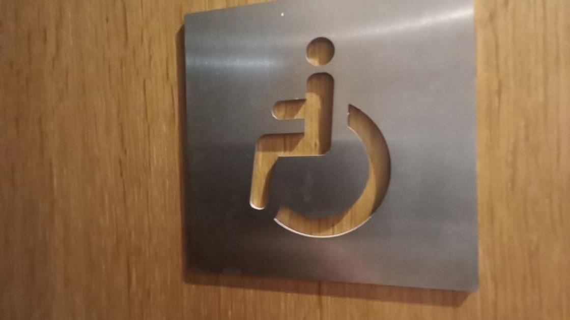 Disponibilidad de baño adaptado.