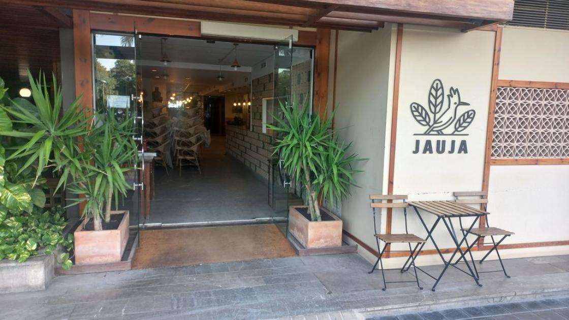 Establecimiento reconocible desde el exterior con rótulo en fachada.