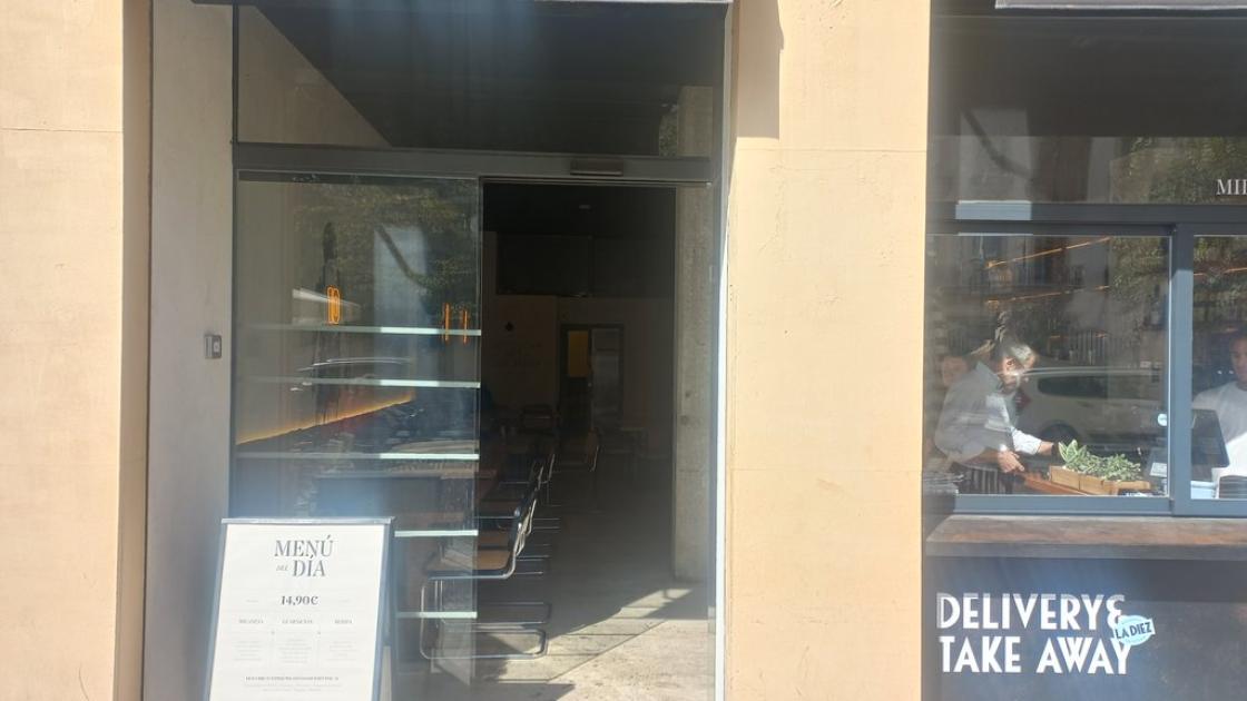 Establiment reconeixible des de l'exterior amb rètol a la façana.