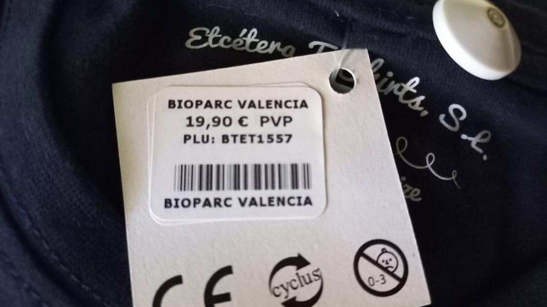 Etiquetado con información contrastada respecto al fondo. Texto impreso con letra de palo seco.
