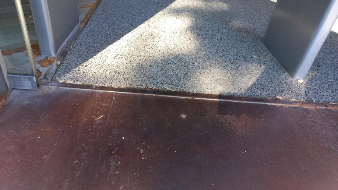 Entrada llana, sin desniveles ni cambios de cota.
