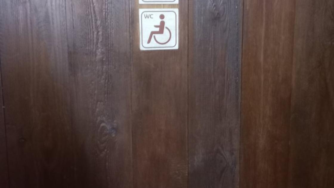 Disponibilitat de banys adaptats a la zona de banys comuns.