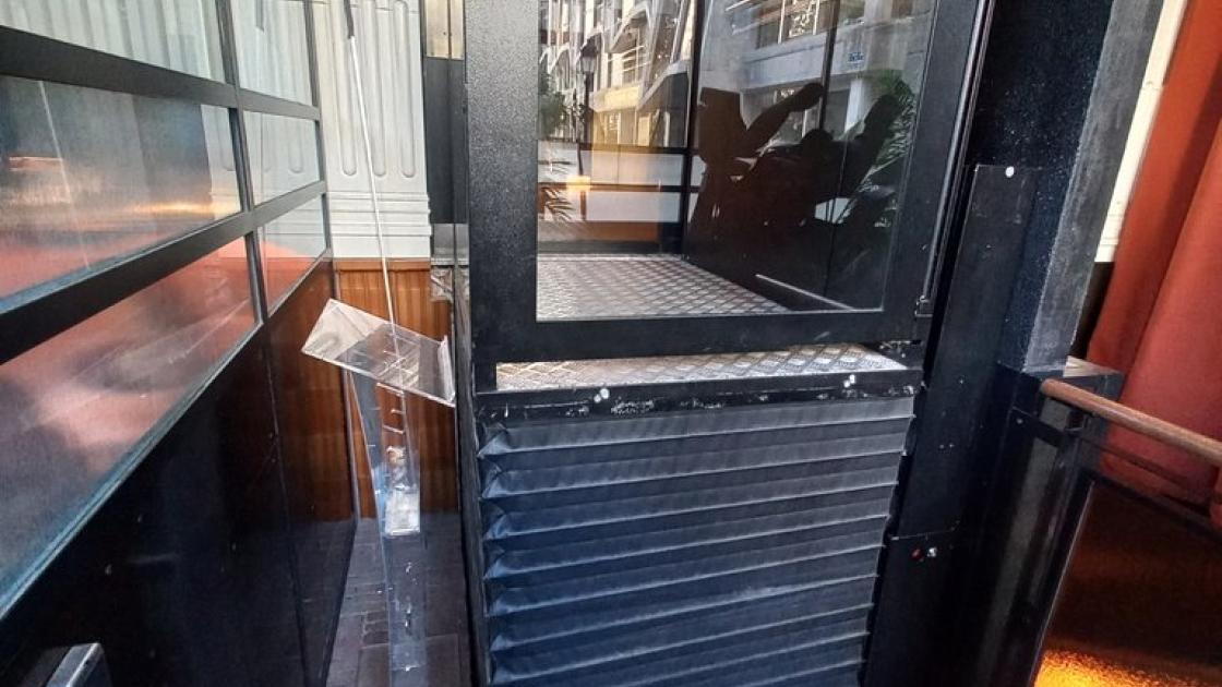 Elevador para superar diferencia de cota en acceso principal.
