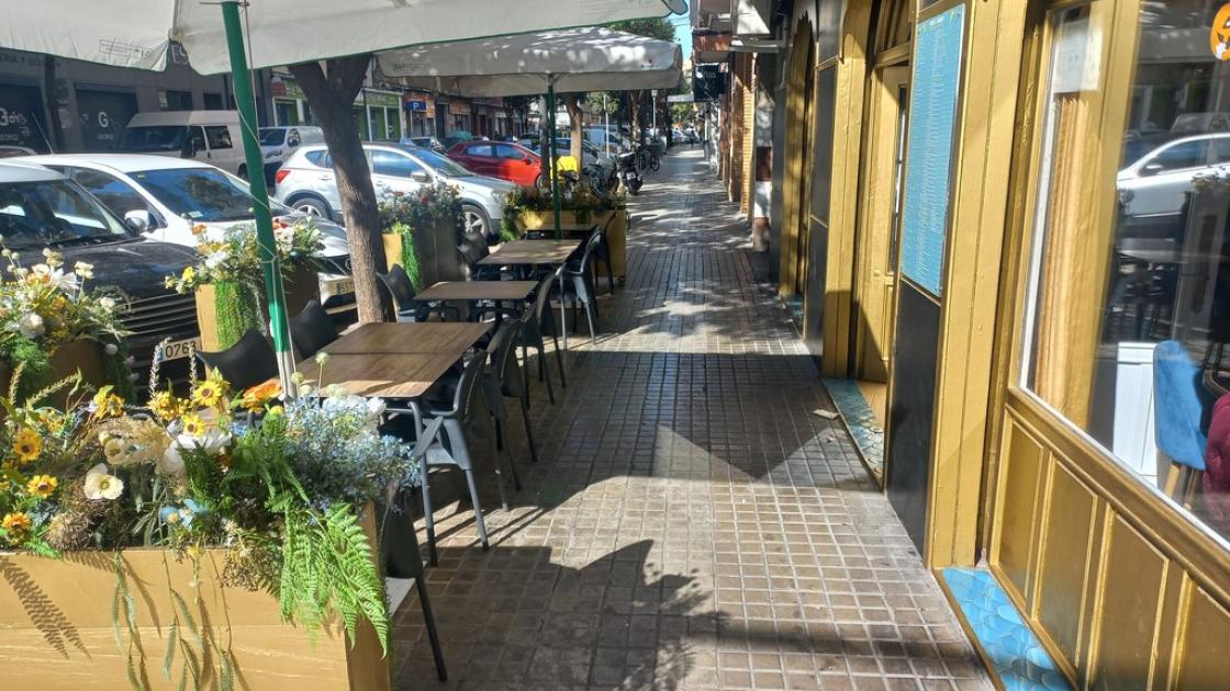 Recorrido exterior de aproximación amplio y libre de obstáculos en línea de fachada.
