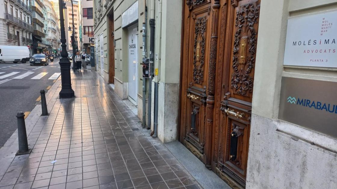 Recorrido de aproximación amplio y libre de obstáculos sobre línea de fachada.