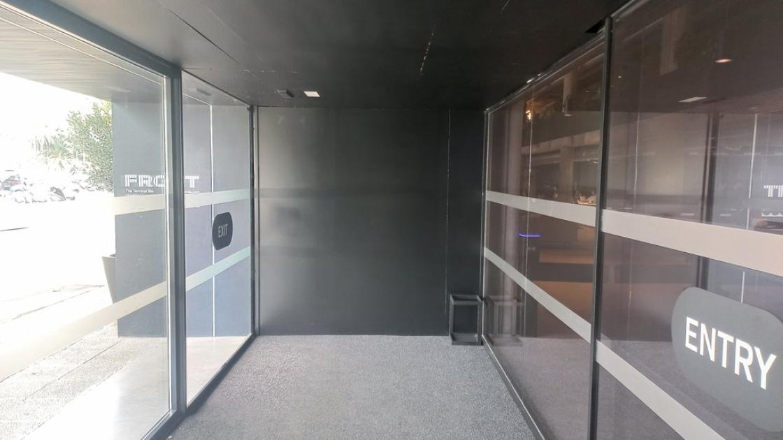 Acceso a través de puertas automáticas con bandas de contraste para identificación de vidrios.