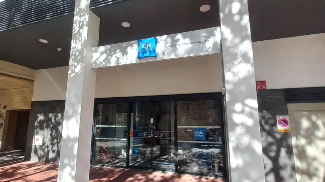 Establiment reconeixible des de l'exterior amb rètol a la façana.