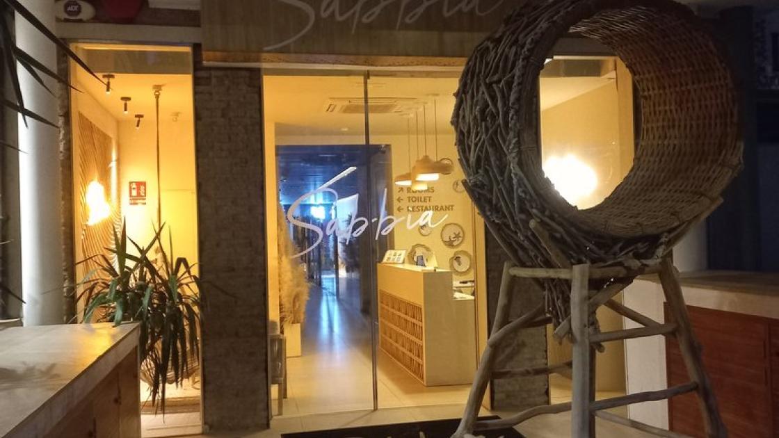 Establecimiento reconocible desde el exterior con rótulo en fachada.