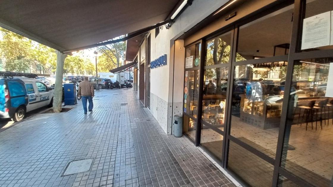 Recorrido de aproximación amplio y libre de obstáculos sobre línea de fachada.
