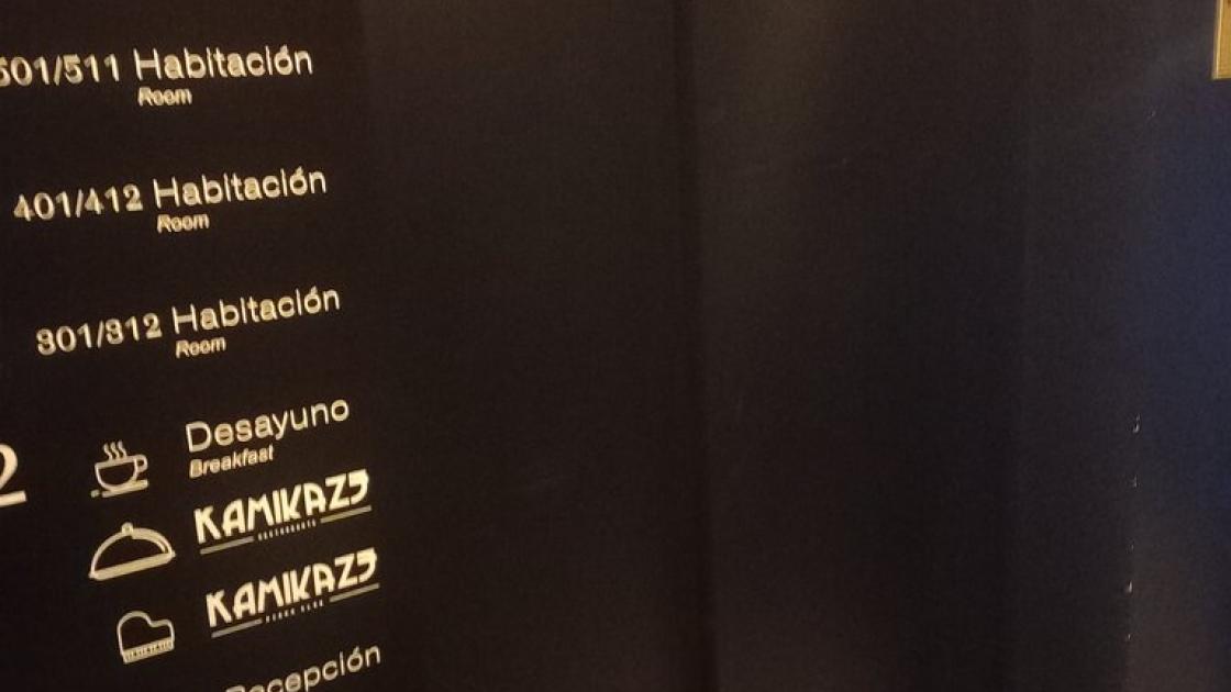 Cartelería con información a través de pictograma y texto para la orientación espacial.