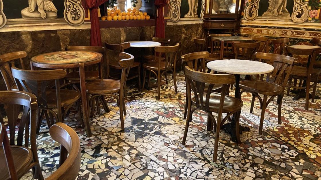Saló menjador amb taules accessibles amb alçada adequada i il·luminació adequada.