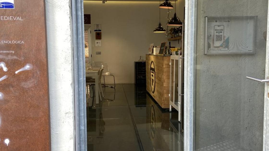 Puertas batientes con rampa de acceso al establecimiento.