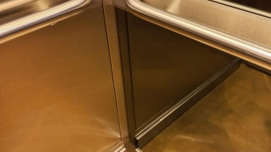 Elevators equipped with handrails on both sides and a floor-to-ceiling mirror to facilitate maneuvering.