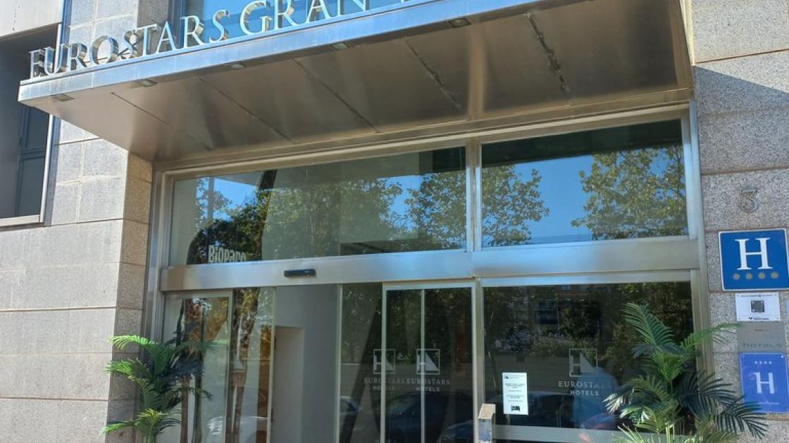 Establishment recognizable from the outside with a sign on the facade.