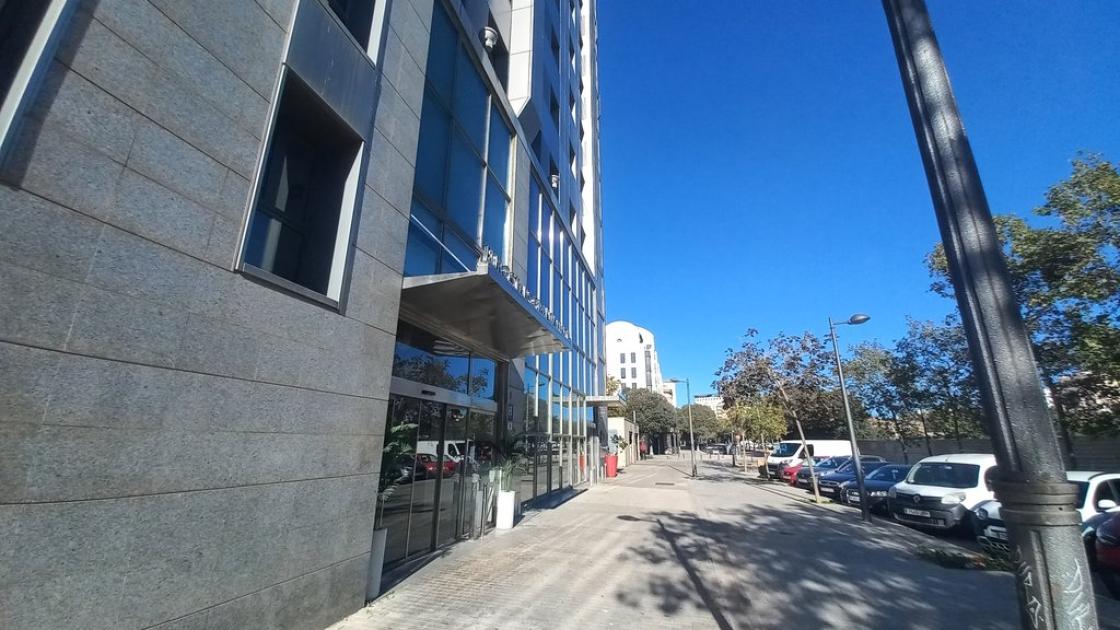 Recorrido de aproximación amplio y libre de obstáculos en línea de fachada.