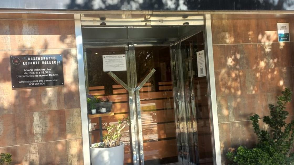 Establecimiento reconocible desde el exterior con rótulo en fachada.