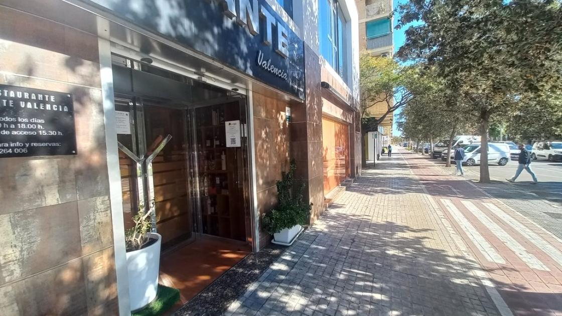 Recorrido de aproximación amplio y libre de obstáculos en línea de fachada.