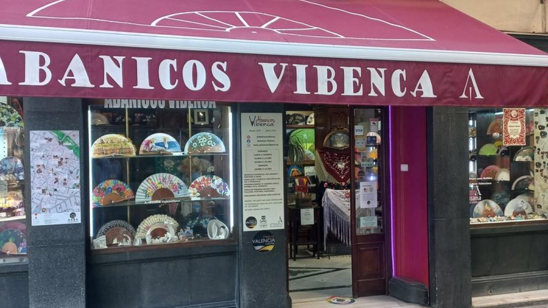 Establiment reconeixible des de l'exterior amb rètol a la façana.