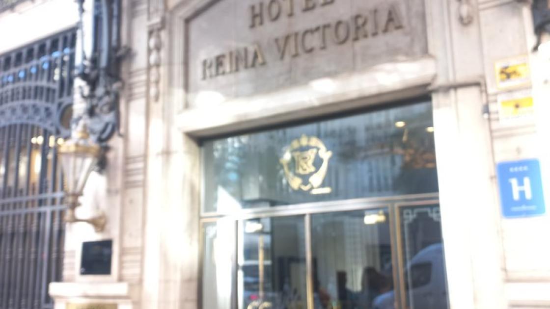 Establiment reconeixible des de l'exterior i amb rètol a la façana.