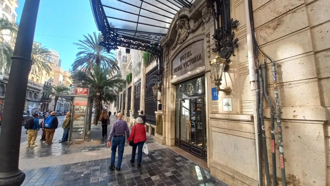 Recorregut d'aproximació ampli i lliure d'obstacles sobre línia de façana.