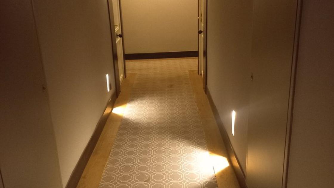 Recorregut interior amb il·luminació adequada.