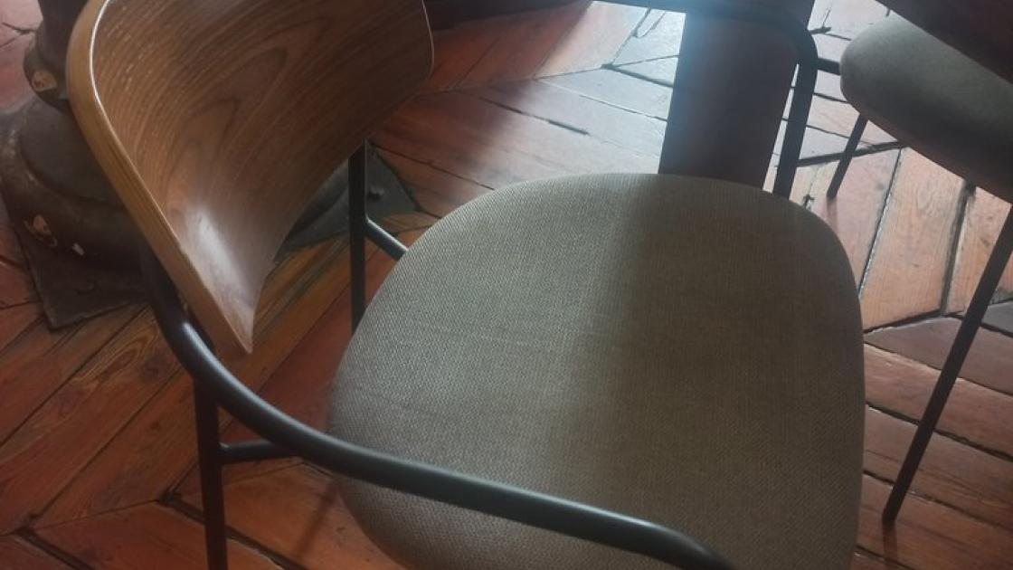 Ergonomic equipment with chairs with backrests and armrests.