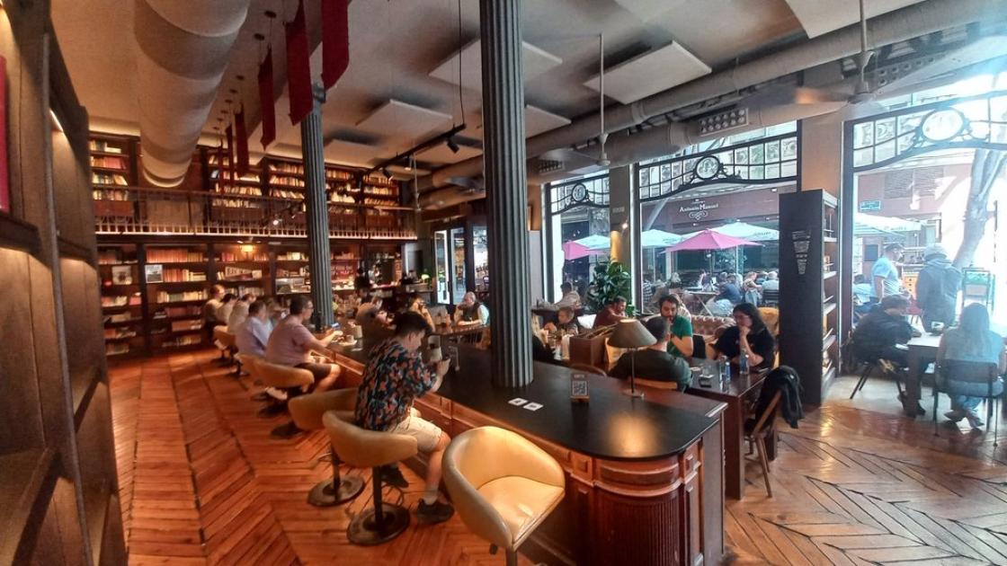 Homogeneous lighting, without shadow areas or elements that emit reflections, and route defined by longitudinal arrangement of furniture.