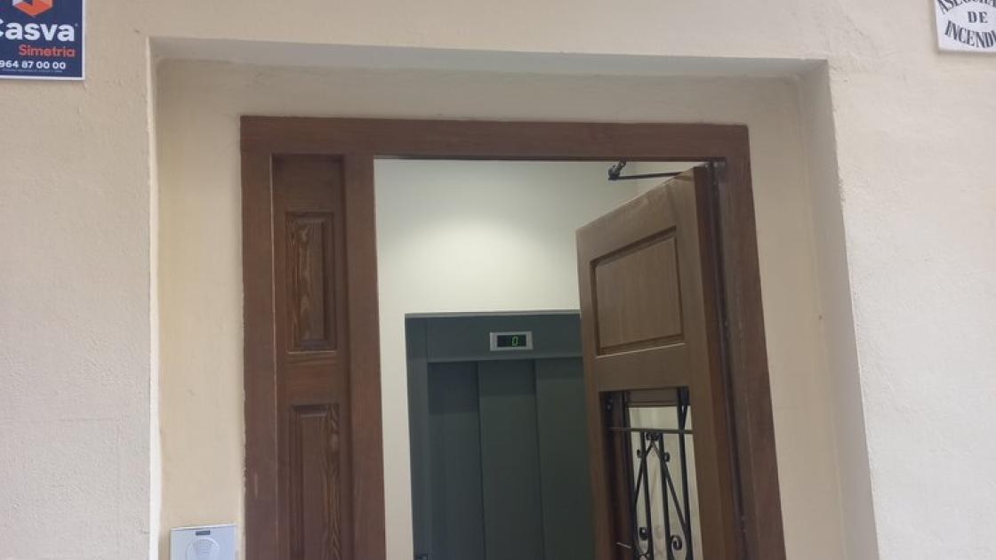 Establecimiento identificado mediante número de puerta y nombre de calle.