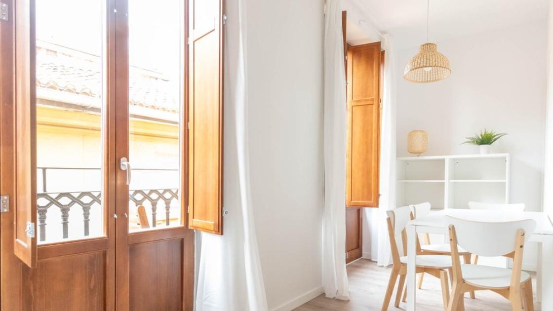Salón con zonas de paso amplias.