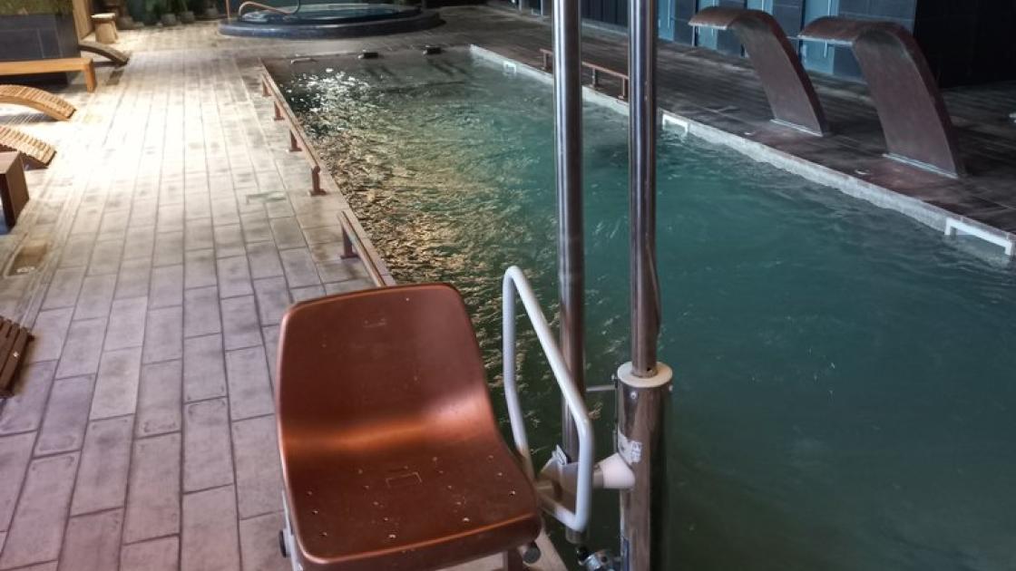 Availability of hydraulic chair at access to the bathing area.
