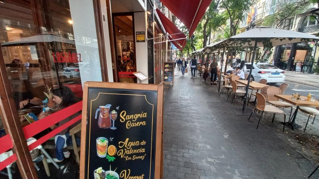 Recorregut d'aproximació ampli i lliure d'obstacles en línia de façana.
