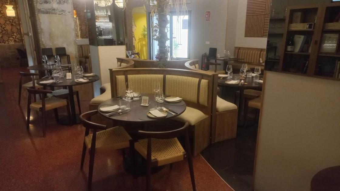 Il·luminació homogènia sense zones d'ombra ni reflexos. Recorregut interior definit per disposició de l'equipament.