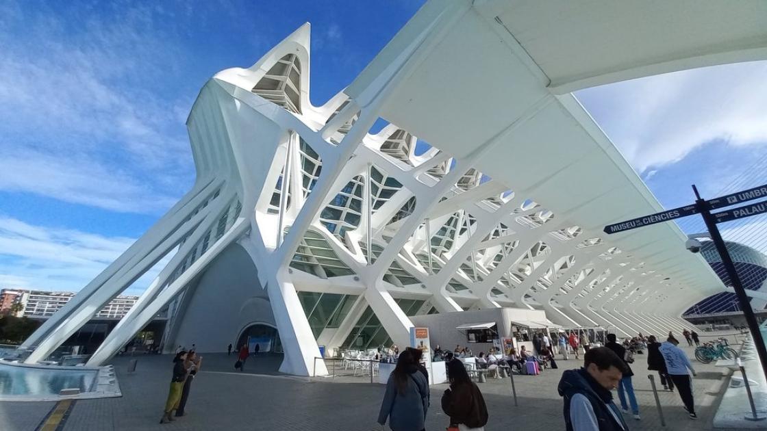 Wide and obstacle-free exterior route.