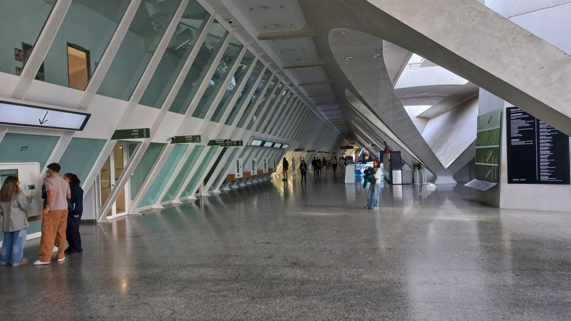 Wide and obstacle-free interior routes with homogeneous lighting.