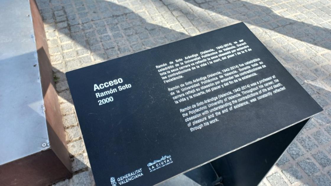 Cartelería con texto contrastado con el fondo y tipo de letra impresa para la información de interés.