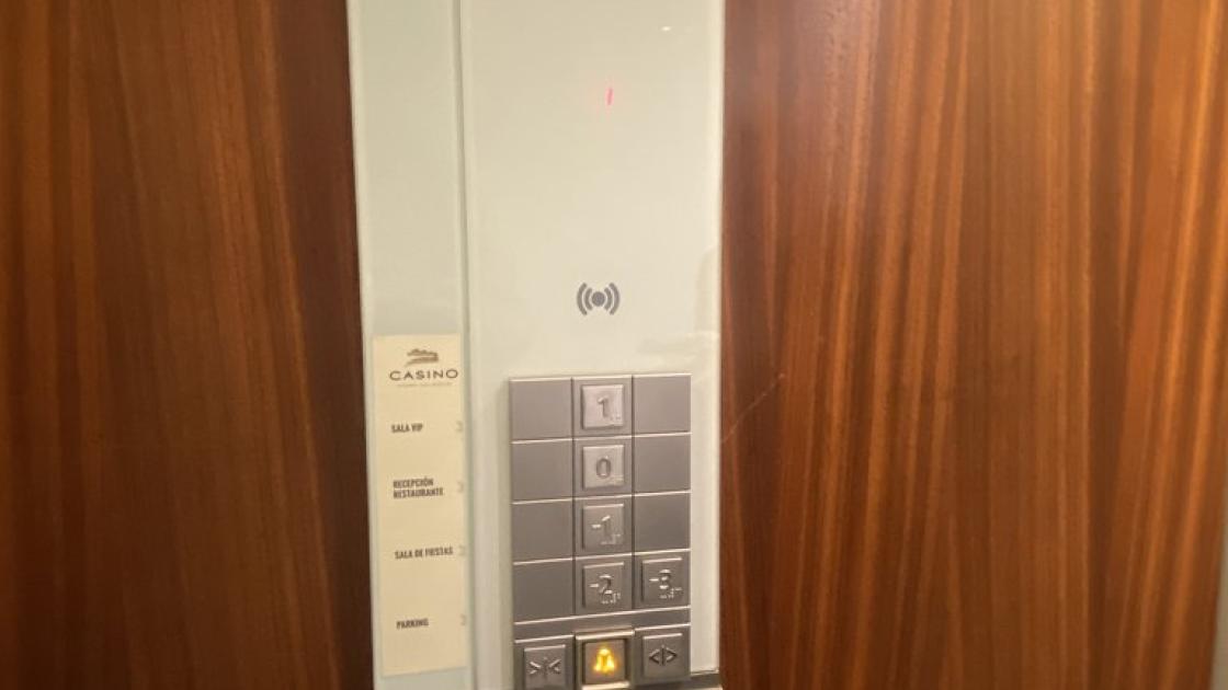 Accessible elevator with braille buttons, equipped with visual and acoustic warning systems and buttons at an appropriate height.