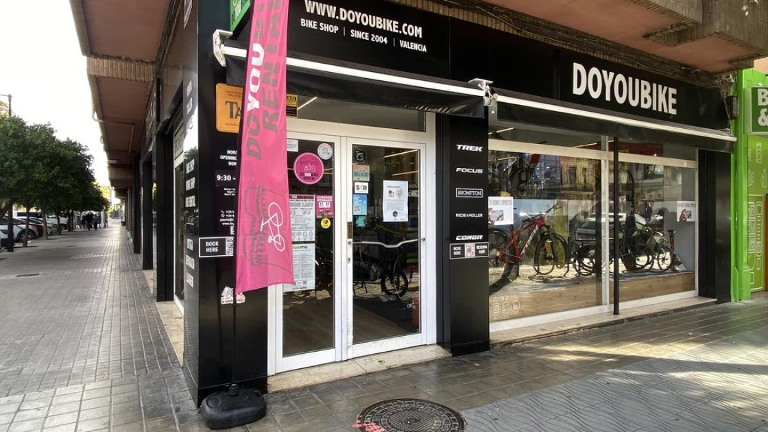 Main access to the establishment.