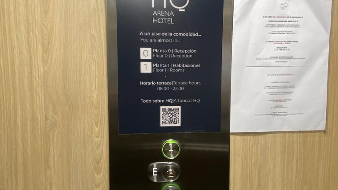 Señalización espacios por plantas y horarios apertura terraza.