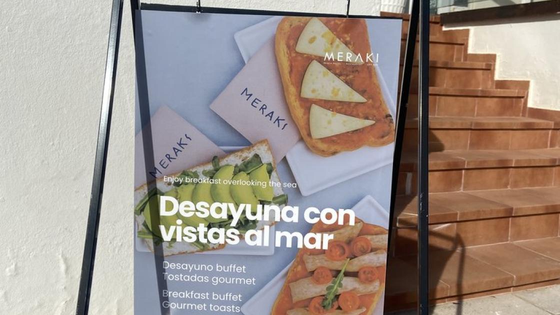 Senyalització esmorzars al costat de l'entrada principal.